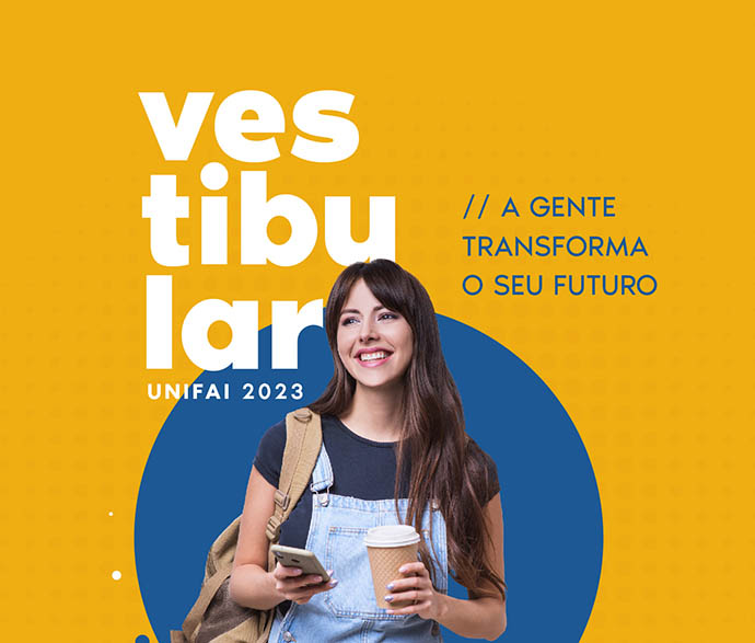  Imagem com fundo laranja e azul, com uma moça jovem, branca de cabelos castanhos longos, usando uma blusa azul e macacão jeans, ao centro, e não imagem está escrito 'Vestibular UNIFAI 2023 - A gente transforma o seu futuro.'